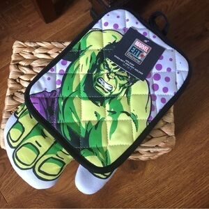 Marvel Universe Eat Holiday oven mitt and pot holder set.